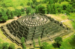 Der Borobudur Tempel in Indonesien aus der Luft