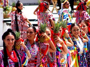 Mexiko - Schönheit im traditionellen Kostüm