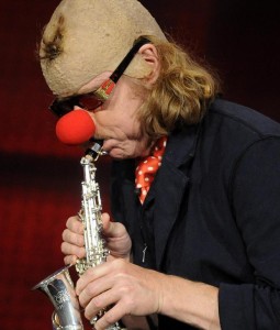 Helge Schneider mit Mini Saxophon