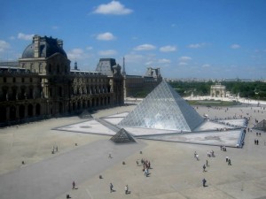 Die Pyramide im Louvre